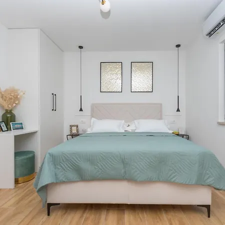 Bianco, Near Beach, Free Parking, Wi-fi * Makarska