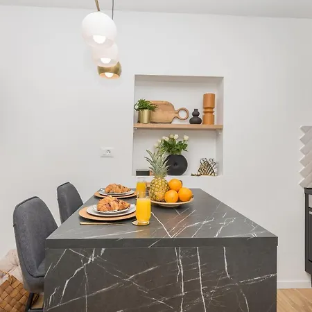 Bianco, Near Beach, Free Parking, Wi-fi * Makarska