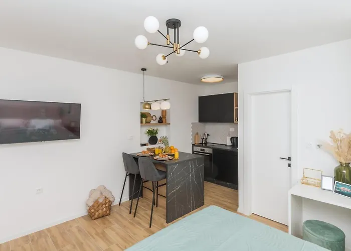 Bianco, Near Beach, Free Parking, Wi-fi Appartamento Makarska