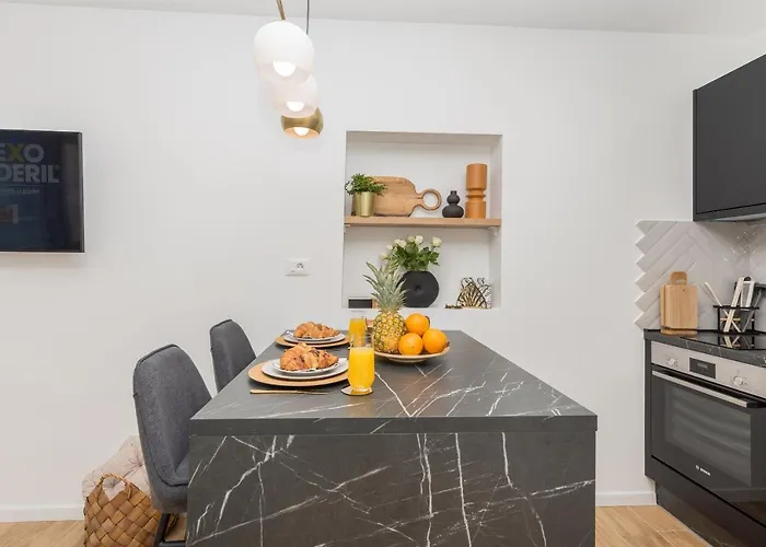 Bianco, Near Beach, Free Parking, Wi-fi * Makarska