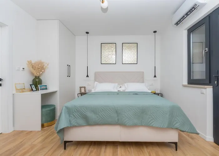 Bianco, Near Beach, Free Parking, Wi-fi * Makarska